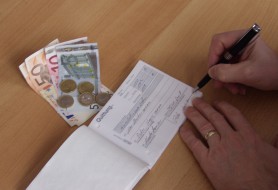 Der Steuerberater stellt eine Quittung aus