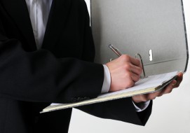 Der Arbeitgeber unterschreibt ein Arbeitszeugnis