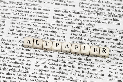 Altpapierrecycling, das Wort Altpapier auf einer Zeitung geschrieben