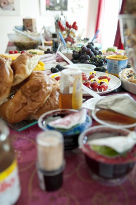 Die Aufwendungen für das Frühstück dürfen nicht als Betriebsausgabe angesetzt werden, nur in Form von Pauschalen