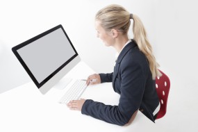 Diese Frau sucht nach einer Free-PDF-Software