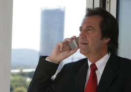 Geschäftsmann telefoniert mit Handy