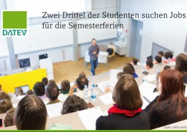 Studenten sitzen im Hörsaal und hören dem Dozenten zu, der unten steht