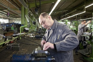 Bei Eigenleistungen stehen Mitarbeiter für die eigentliche Produktion nicht zur Verfügung.