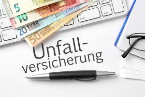 Die Gruppenunfallversicherung ist eine Unfallversicherung, die mehrere Personen umfasst und in der Regel von Unternehmen für ihre Arbeitnehmer abgeschlossen wird.