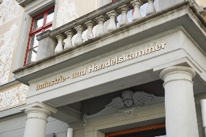 In Deutschland muss jeder Gewerbetreibende Mitglied der IHK sein und Kammerbeiträge zahlen.
