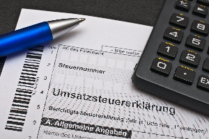 Wenn ein Unternehmer als Kleinunternehmer gilt, kann er dem Finanzamt schriftlich mitteilen, dass die Abgabe einer Umsatzsteuer-Voranmeldung und -Jahreserklärung entfällt.