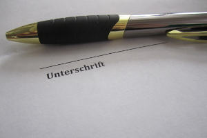 Arbeitsvertrag: Die wesentlichen Inhalte sollten aus Beweisgründen schriftlich vereinbart werden.