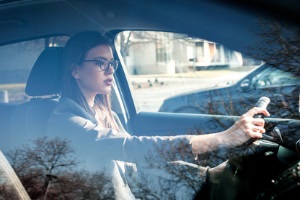 Bei betrieblich nur leicht genutzten Autos kann sich statt eines Firmenwagens die Kilometerpauschale lohnen.