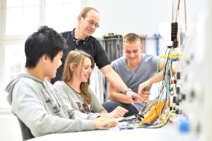 Als Bildungszentrum bietet die IHK Schulungen und kümmert sich um Ausbildungen.