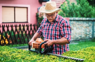 Eine private Unfallversicherung kann bspw. einspringen, wenn Sie sich bei der Gartenarbeit verletzen.