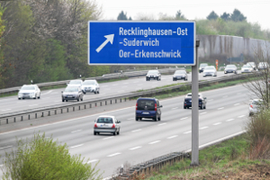 Bei der Reisekostenabrechnung kann eine Pauschale für die Fahrtkosten angesetzt werden. Sie beträgt 0,30 Euro pro Kilometer.