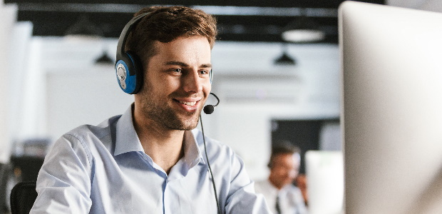 Mittels einer Telefonkonferenz können Mitarbeiter an Besprechungen teilnehmen.